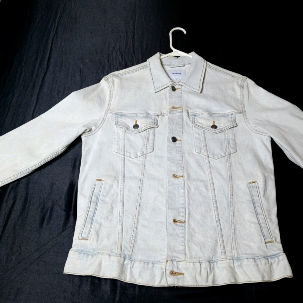 Light blue jean jacket with little wear